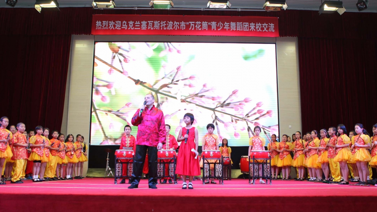 乌克兰“万花筒”青少年舞蹈团访问清华附小