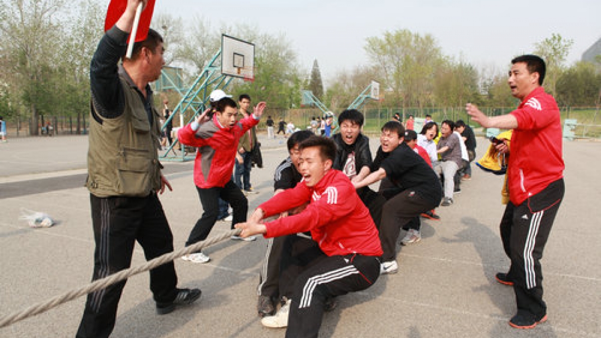 附小教师积极参与大学拔河比赛