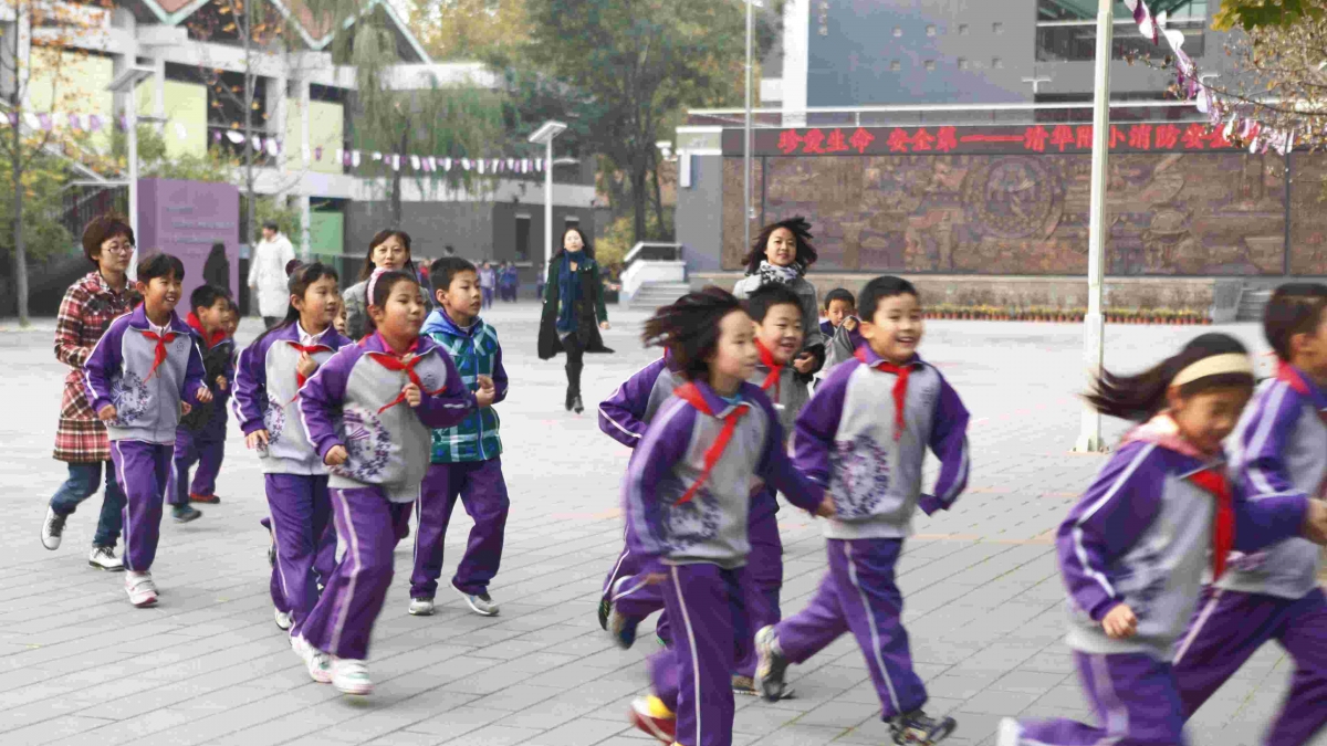 清华附小举行消防安全疏散演习