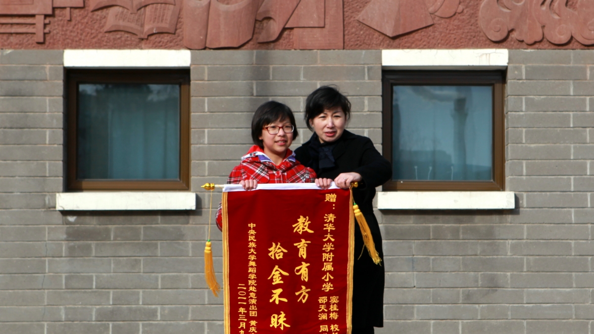 我校学生拾金不昧传佳话