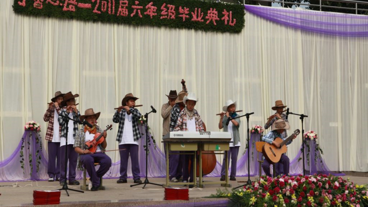 清华附小举行“丁香心语”2011届毕业典礼