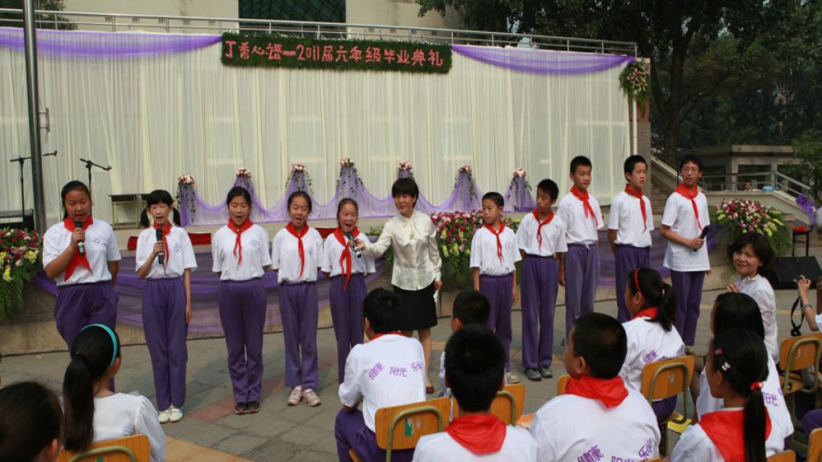 清华附小举行“丁香心语”2011届毕业典礼
