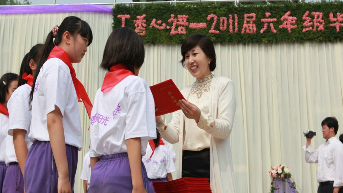 清华附小举行“丁香心语”2011届毕业典礼