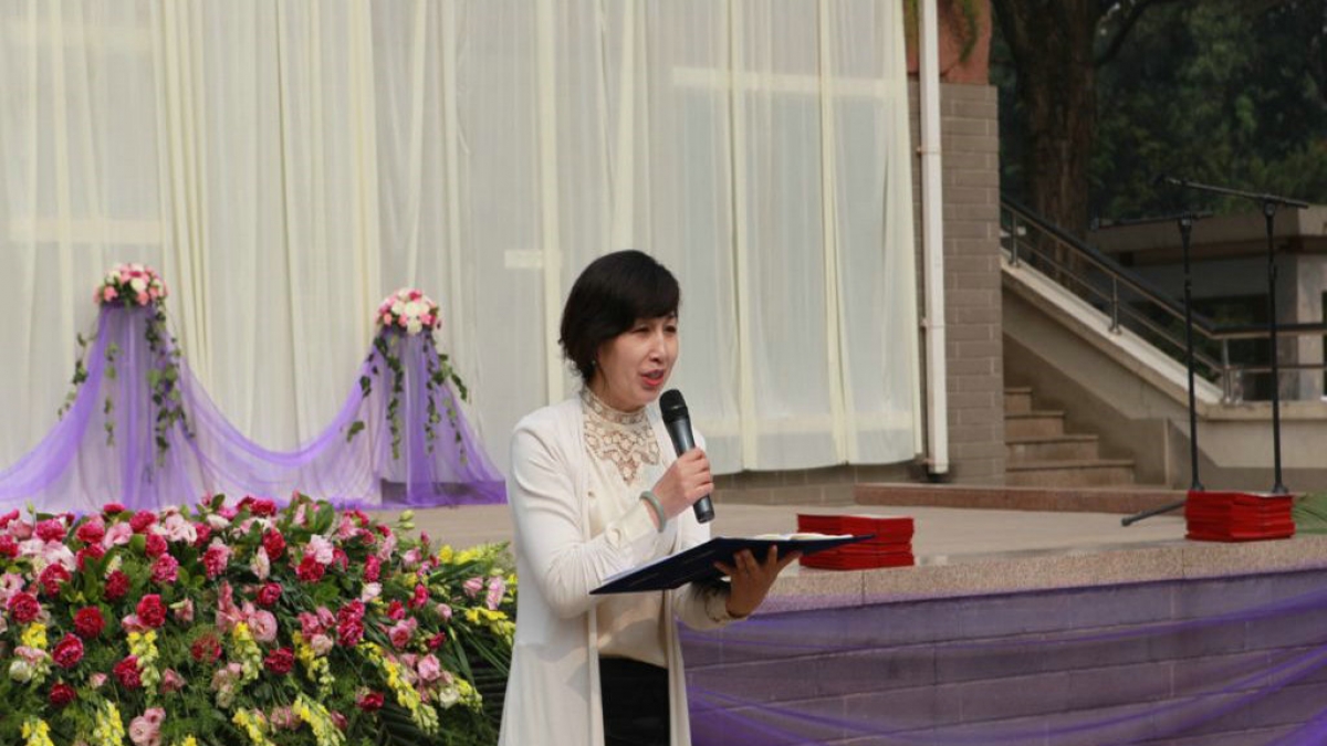 清华附小举行“丁香心语”2011届毕业典礼