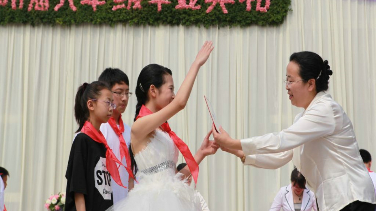 清华附小举行“丁香心语”2011届毕业典礼