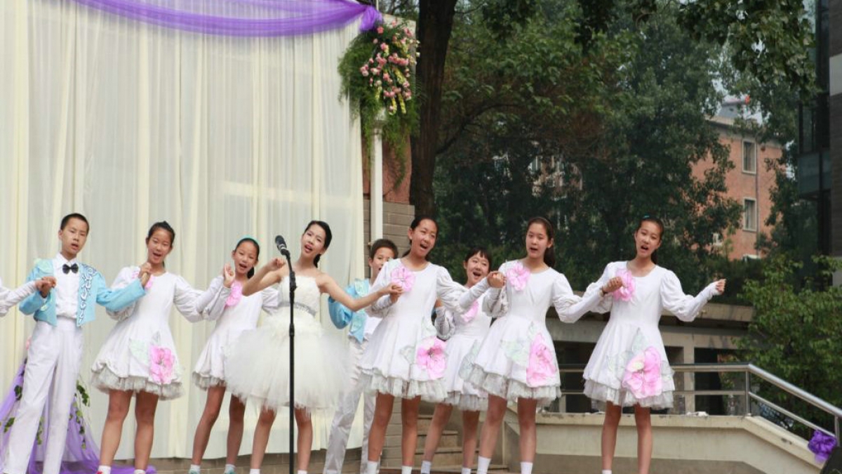 清华附小举行“丁香心语”2011届毕业典礼