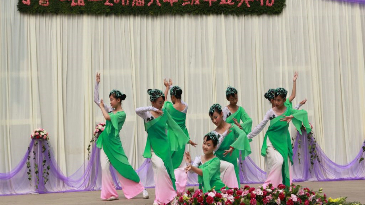 清华附小举行“丁香心语”2011届毕业典礼