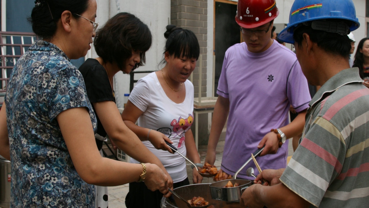 高温慰问下工地，炎炎夏日送温馨