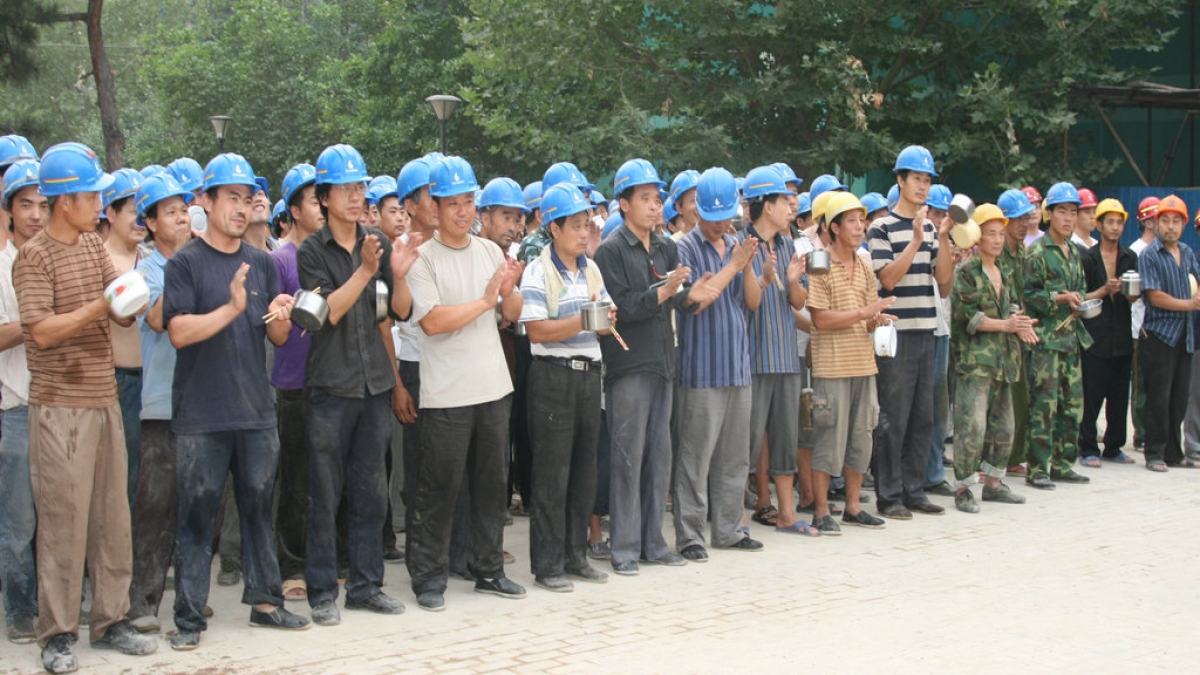 高温慰问下工地，炎炎夏日送温馨