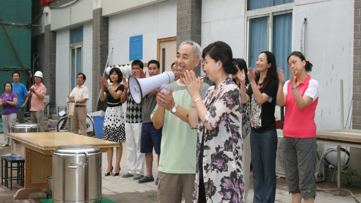 高温慰问下工地，炎炎夏日送温馨
