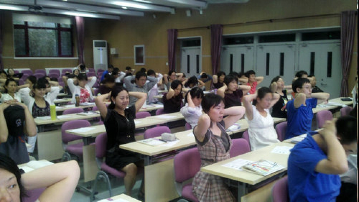 附小工会积极开展颈椎操练习