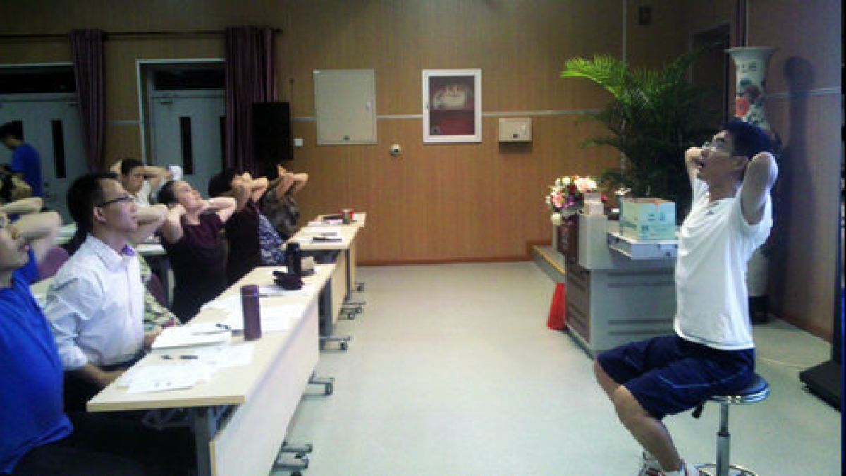 附小工会积极开展颈椎操练习