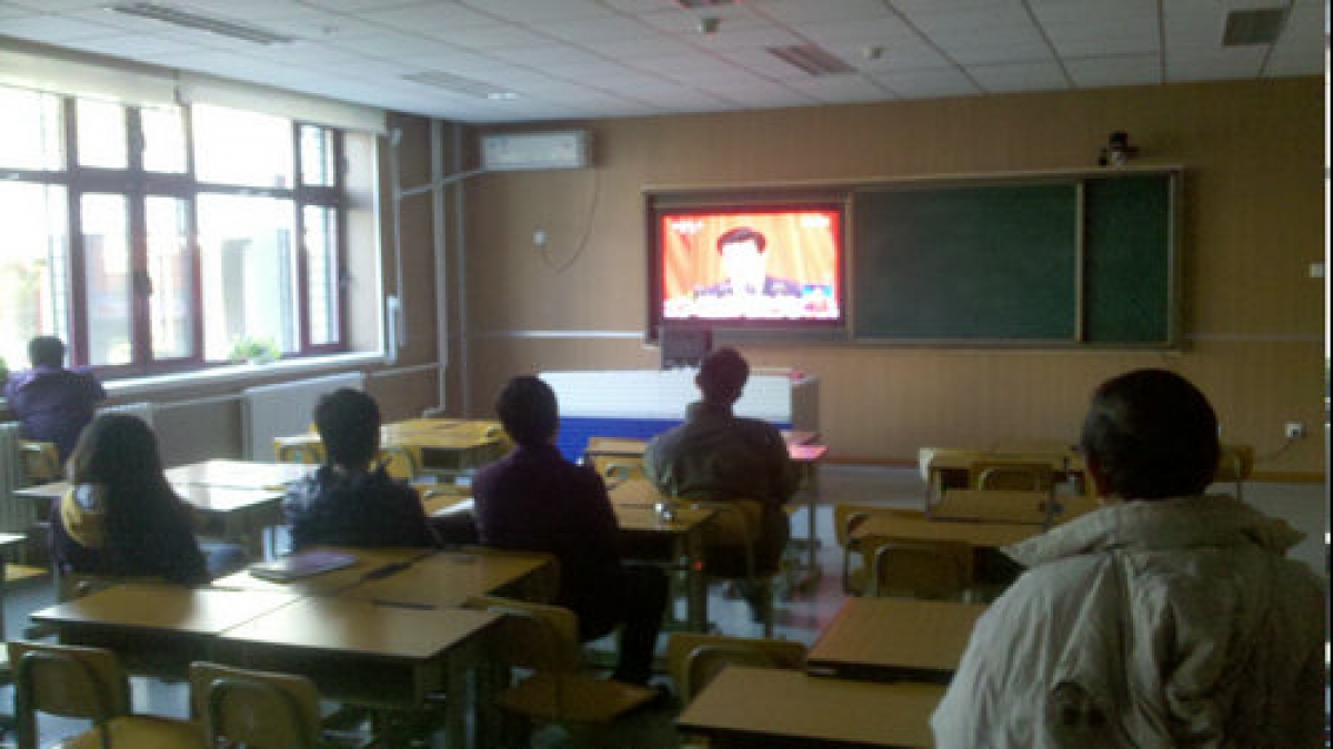 附小党员积极收看十八大开幕式