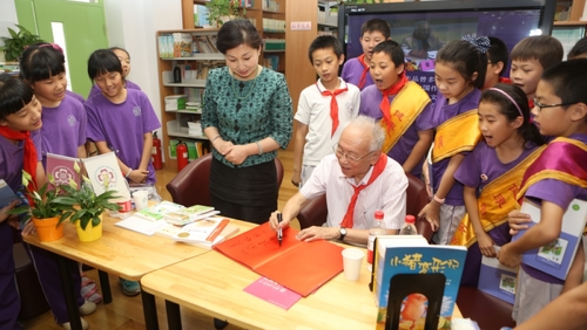 著名儿童文学作家金波访问清华附小