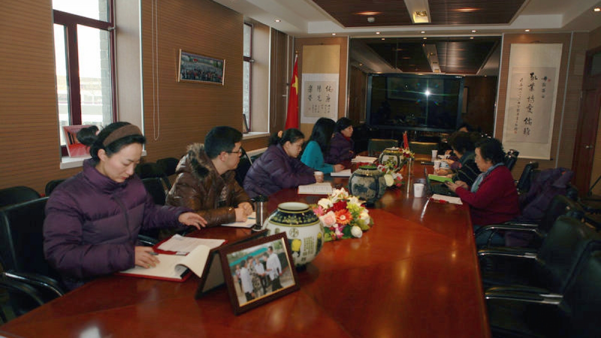 与老教师座谈 谋附小规范发展