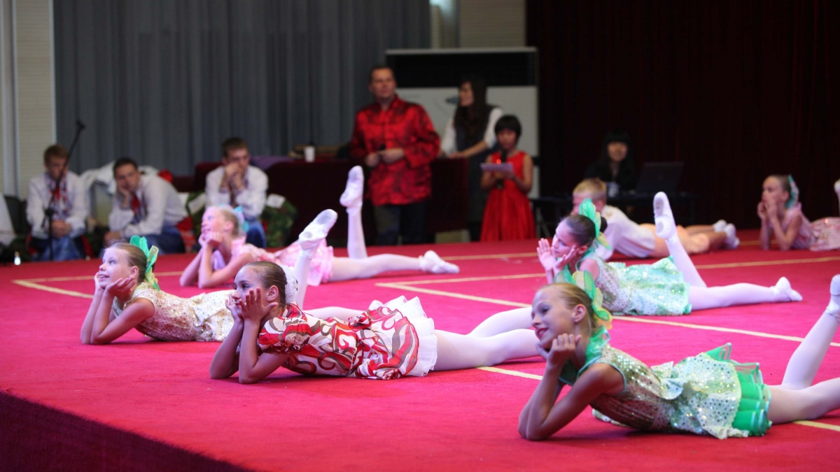 乌克兰“万花筒”青少年舞蹈团访问清华附小