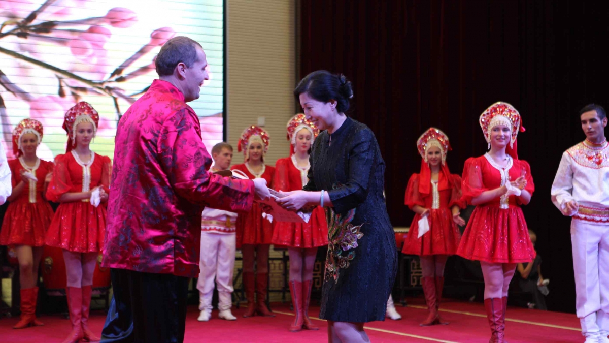 乌克兰“万花筒”青少年舞蹈团访问清华附小