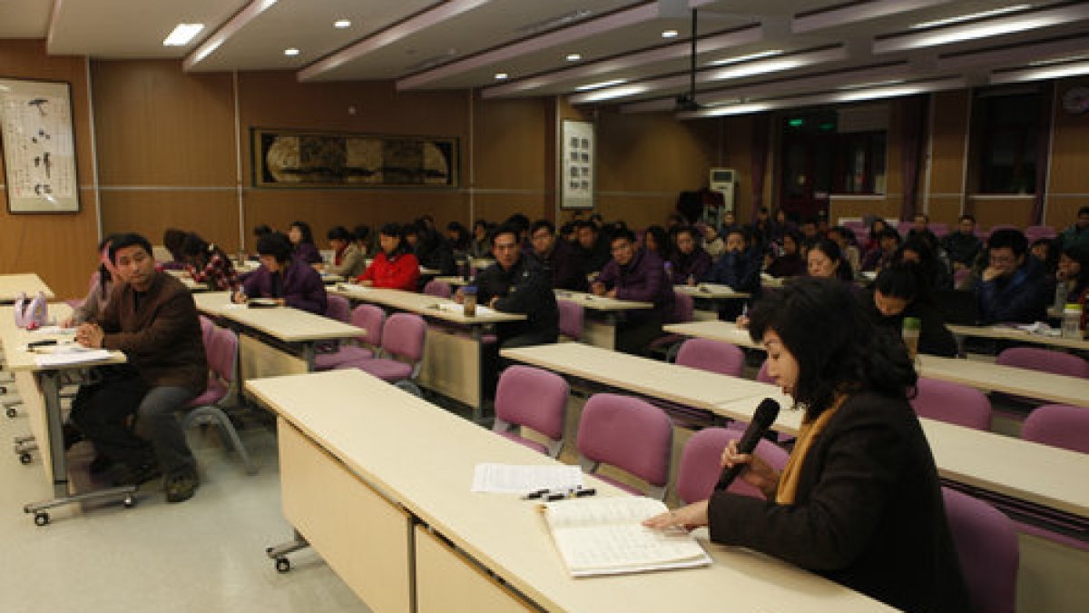 附小学习“十八大”精神专题报告会