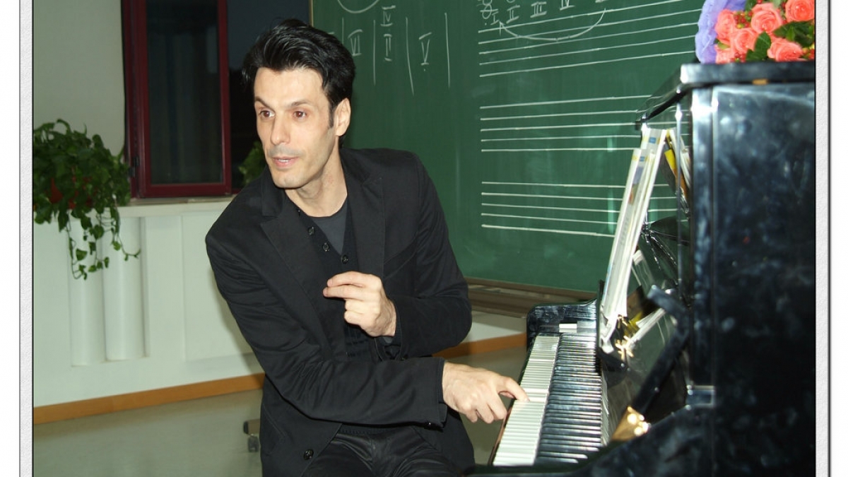 意大利钢琴家莫莱诺·多纳德来我校交流