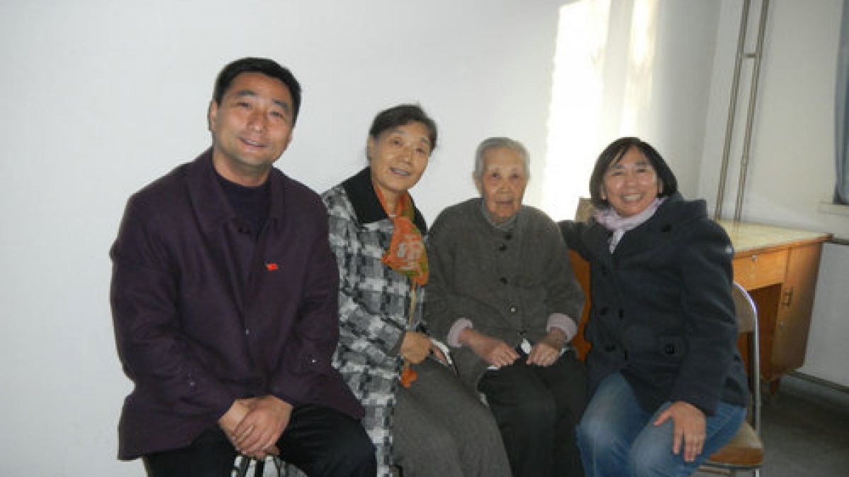 附小离退休领导小组看望老教师