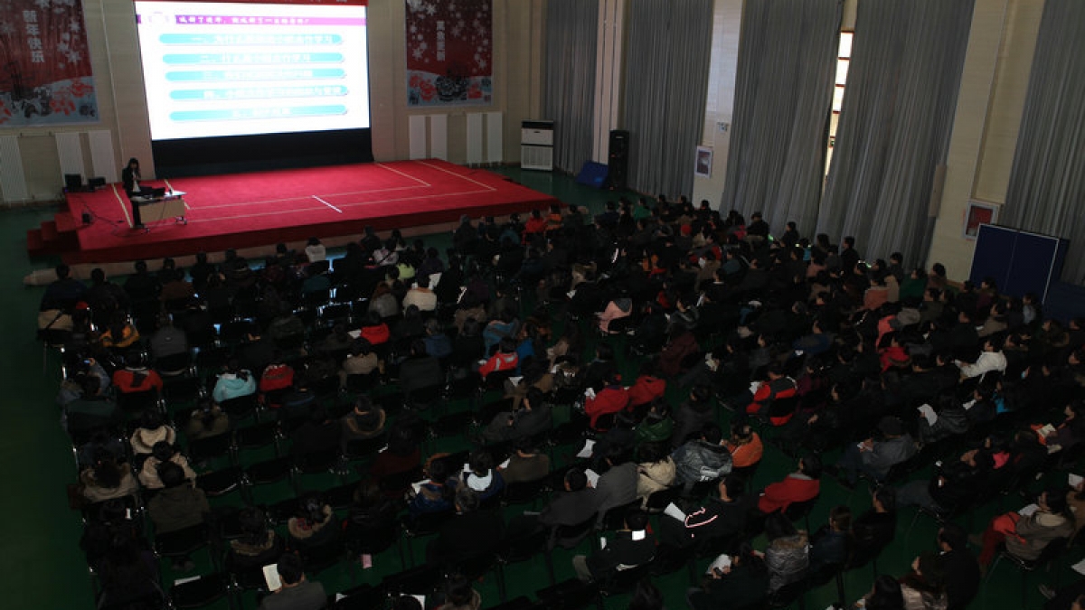 我校召开第二学期一年级家长学校培训