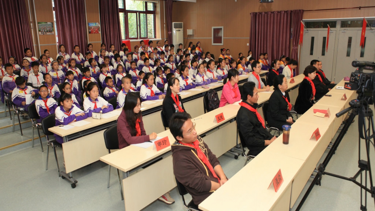 我校2011届少先队代表大会顺利召开