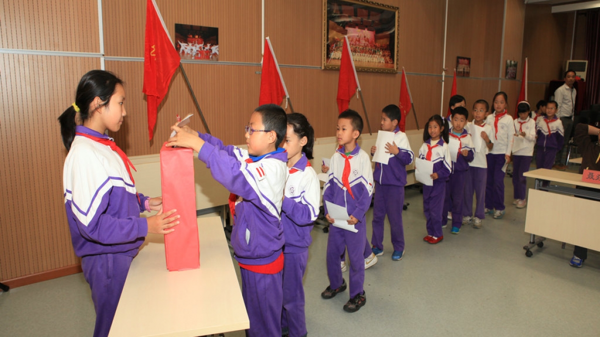 我校2011届少先队代表大会顺利召开