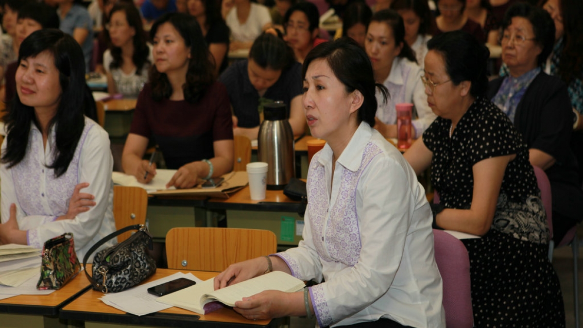 清华大学附小校友李岫回母校做报告