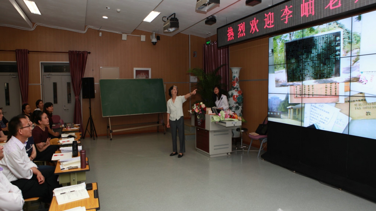 清华大学附小校友李岫回母校做报告