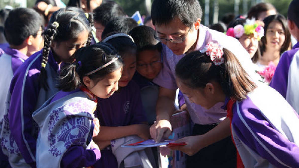 清华附小师生家长积极参与2012年秋季趣味运动会