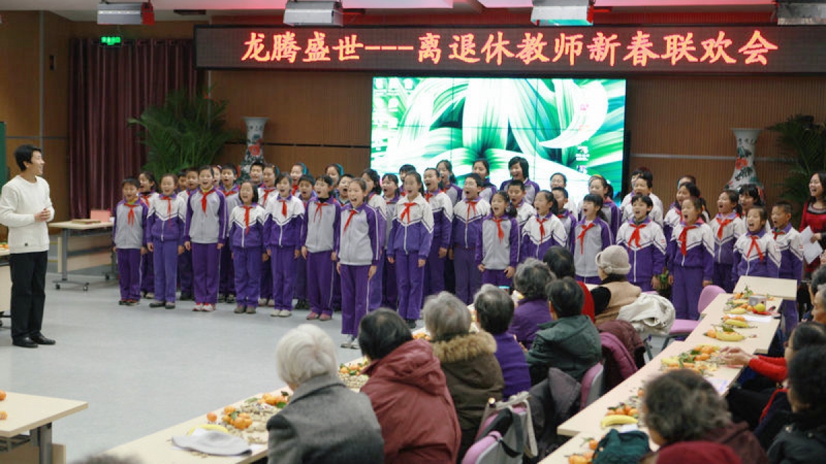 离退休老教师欢聚附小庆新年