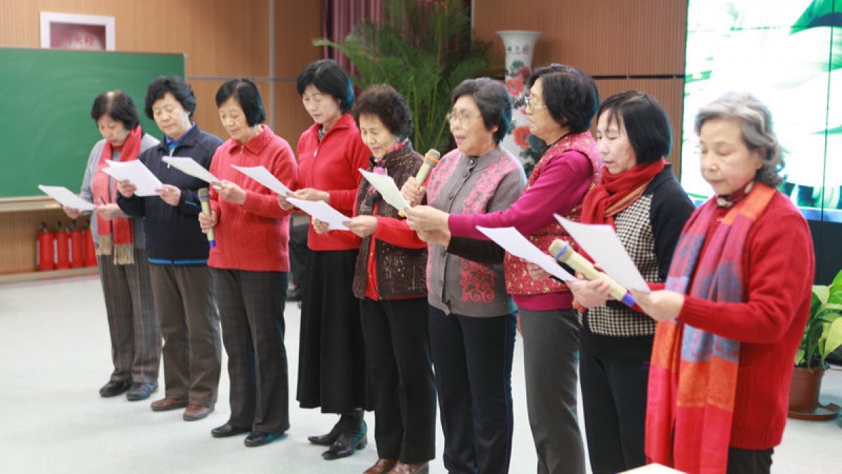 离退休老教师欢聚附小庆新年