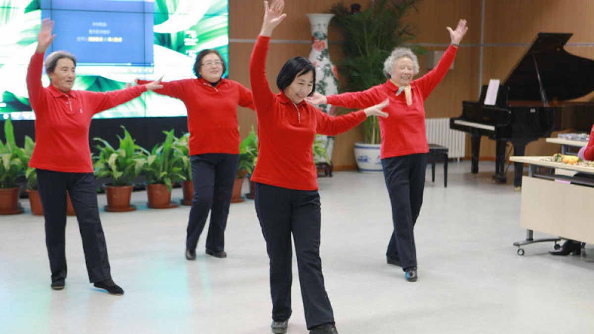 离退休老教师欢聚附小庆新年