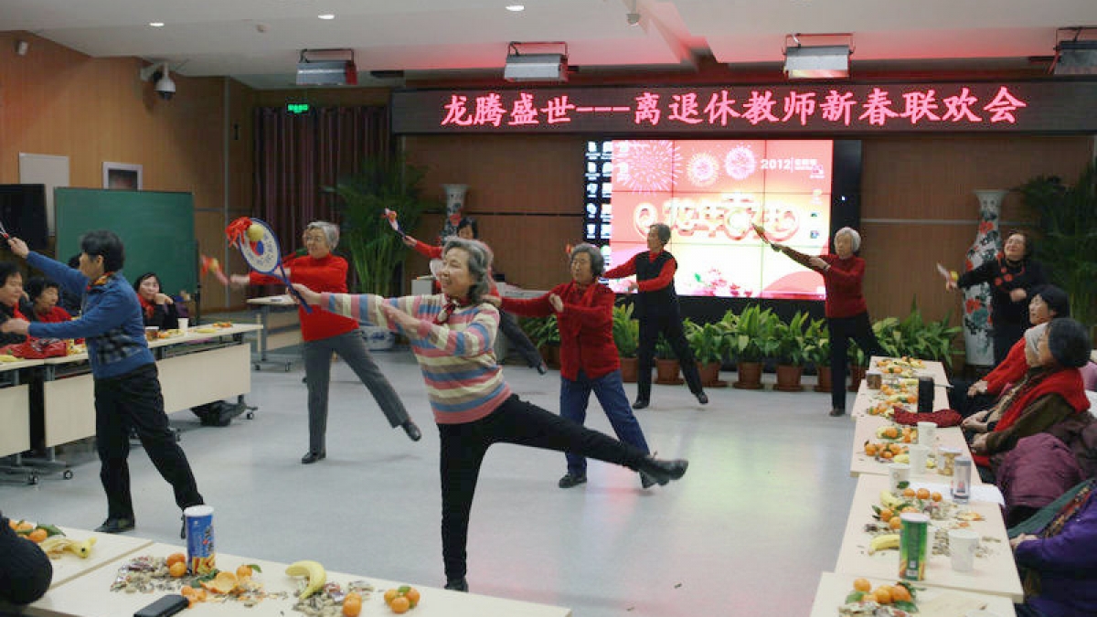 离退休老教师欢聚附小庆新年