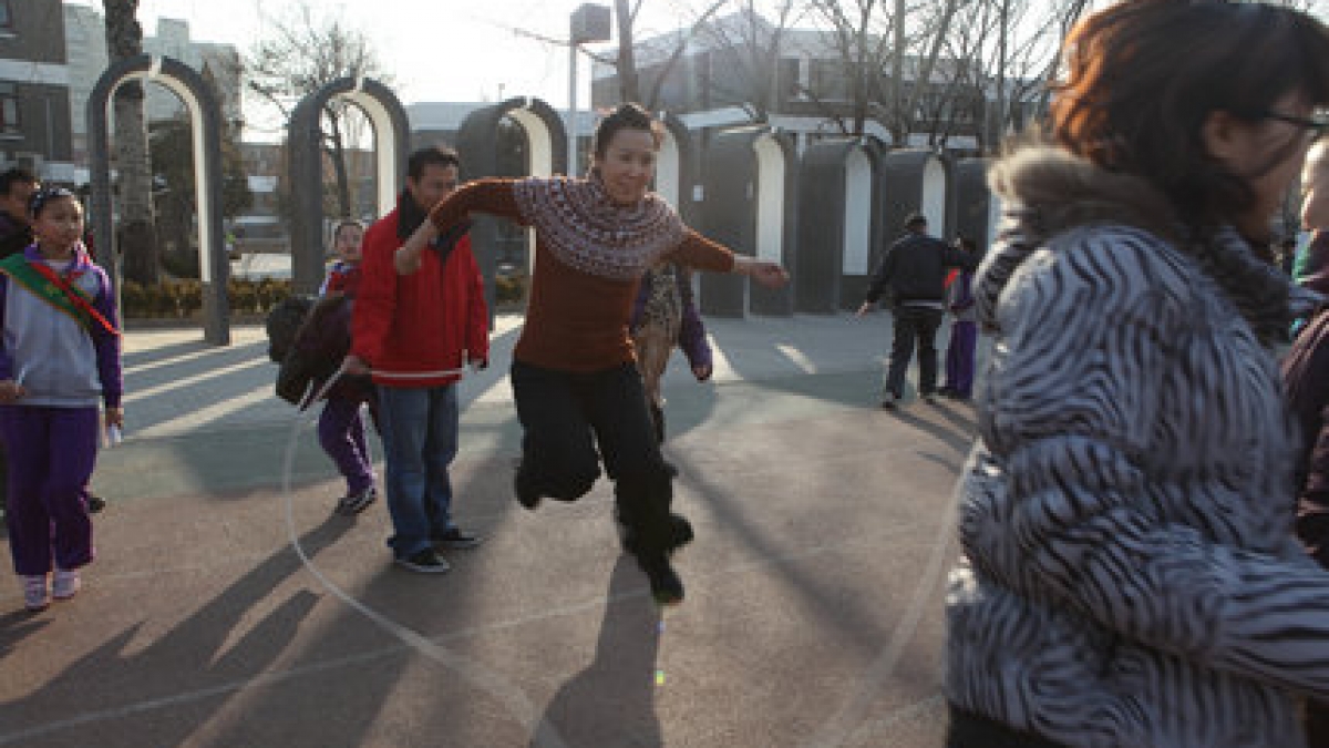 清华附小举行教师跳长绳比赛