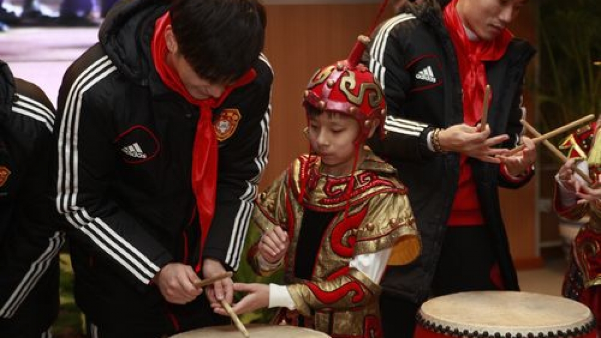 中国足协中国之队访问清华附小