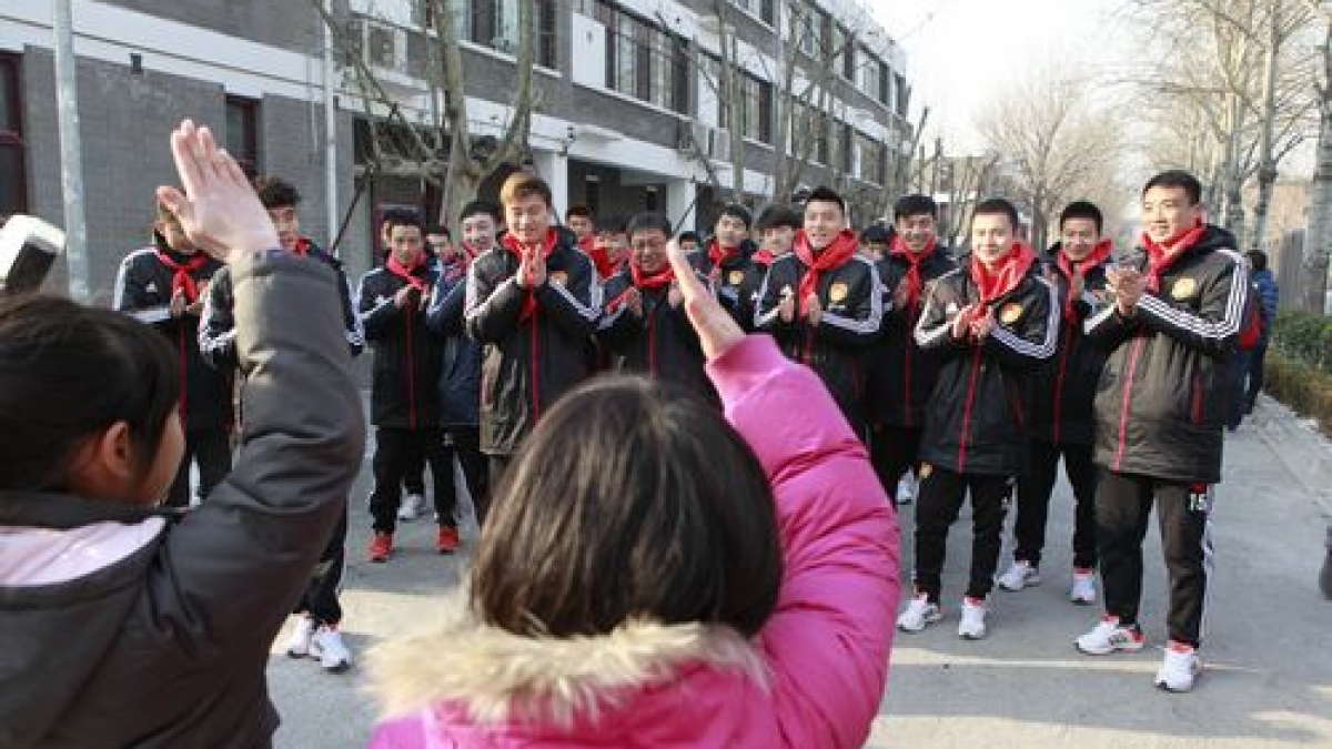 中国足协中国之队访问清华附小