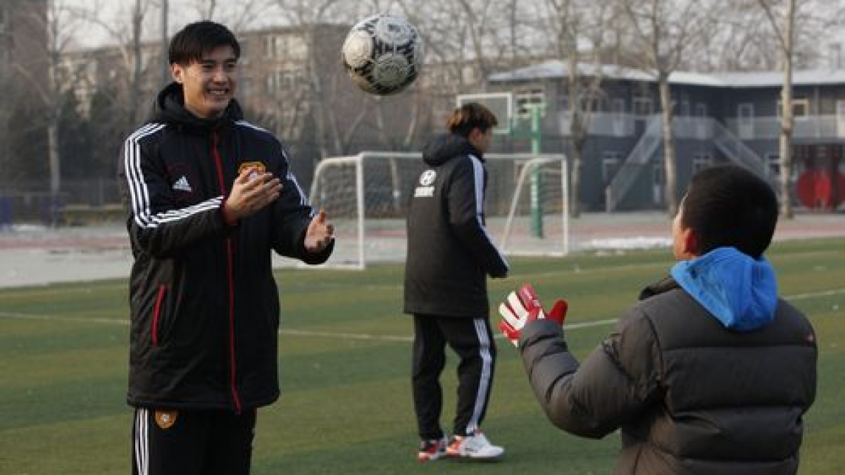 中国足协中国之队访问清华附小