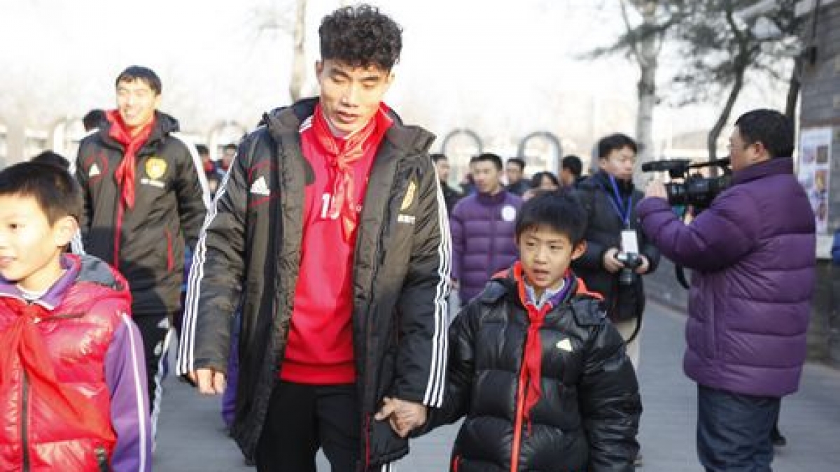 中国足协中国之队访问清华附小