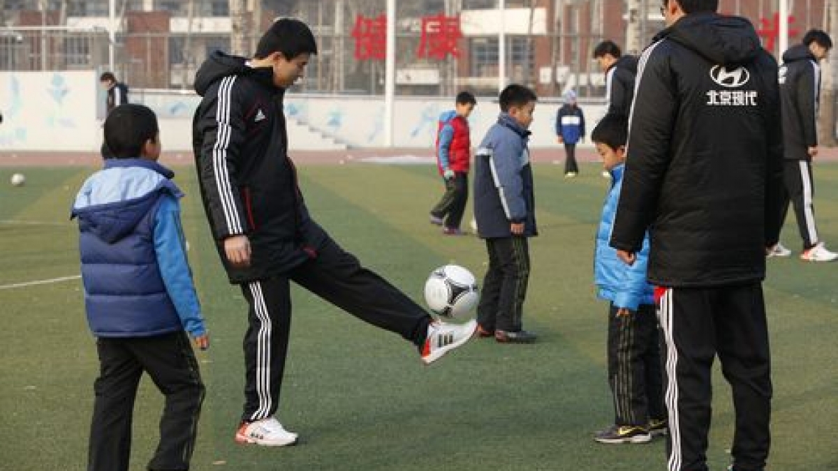中国足协中国之队访问清华附小