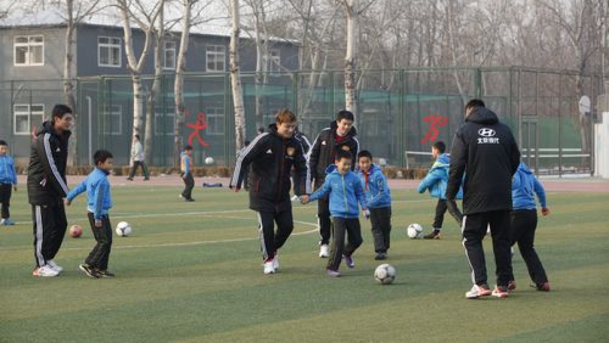 中国足协中国之队访问清华附小