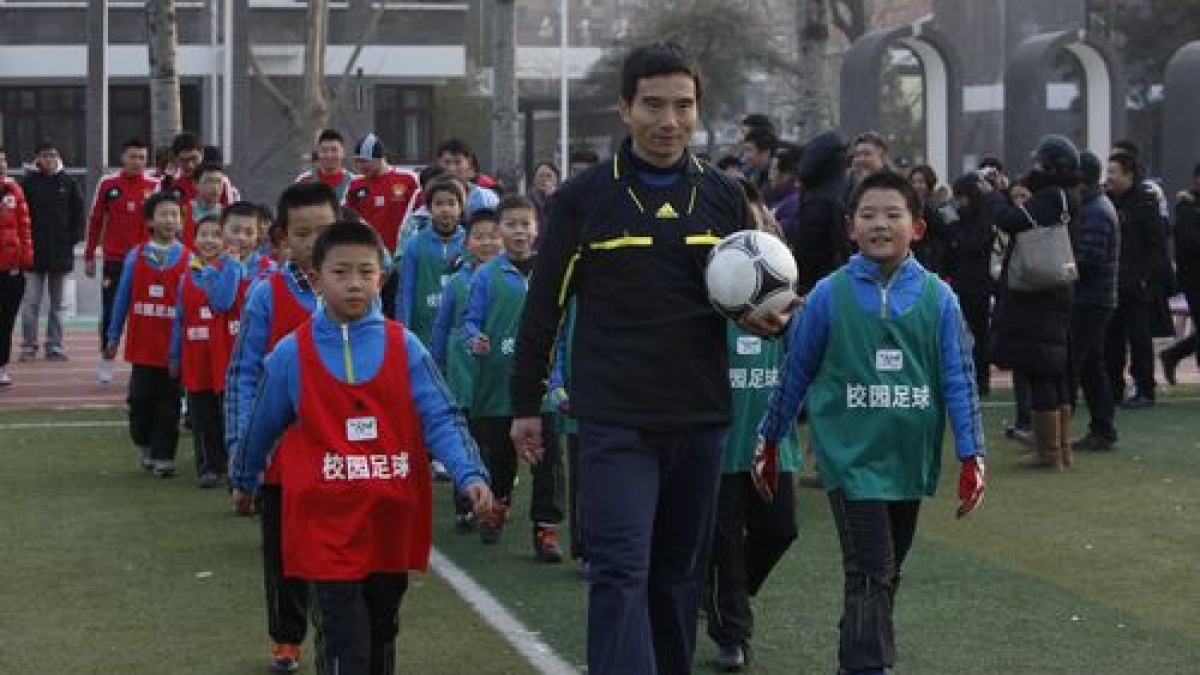 中国足协中国之队访问清华附小