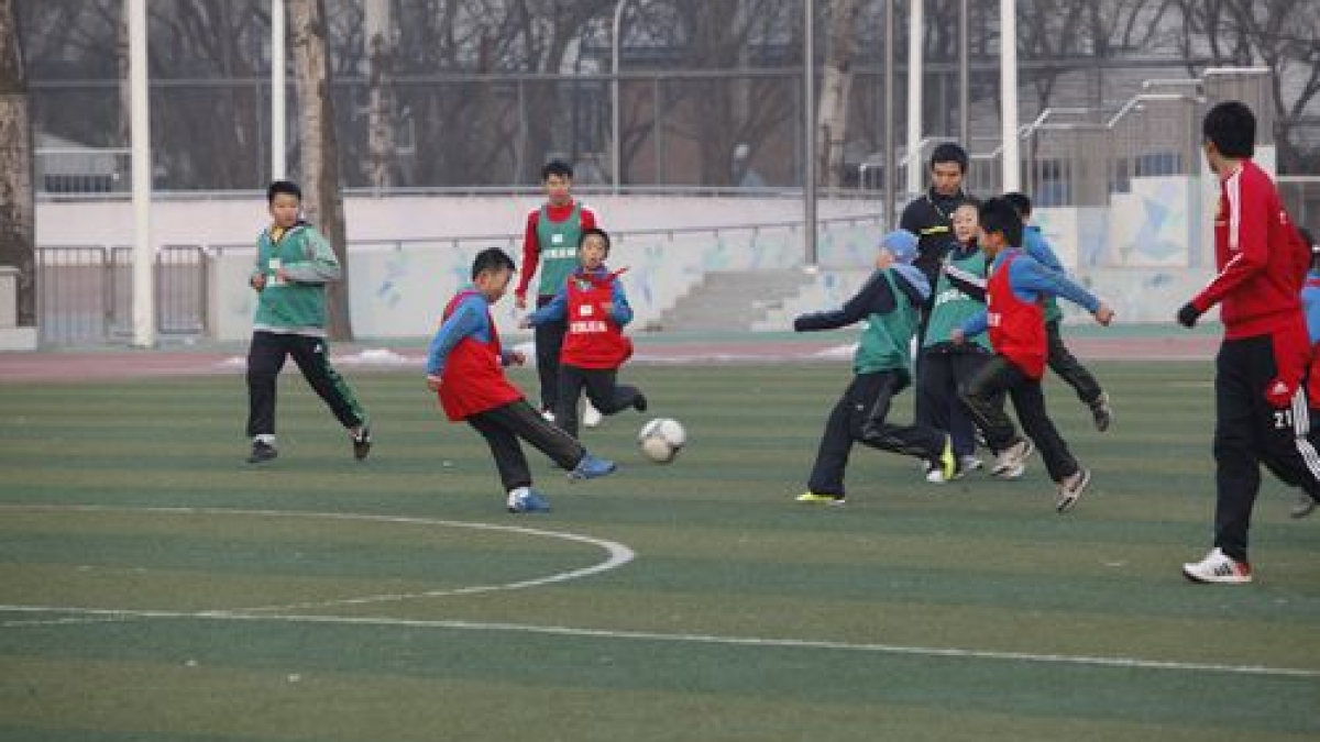 中国足协中国之队访问清华附小