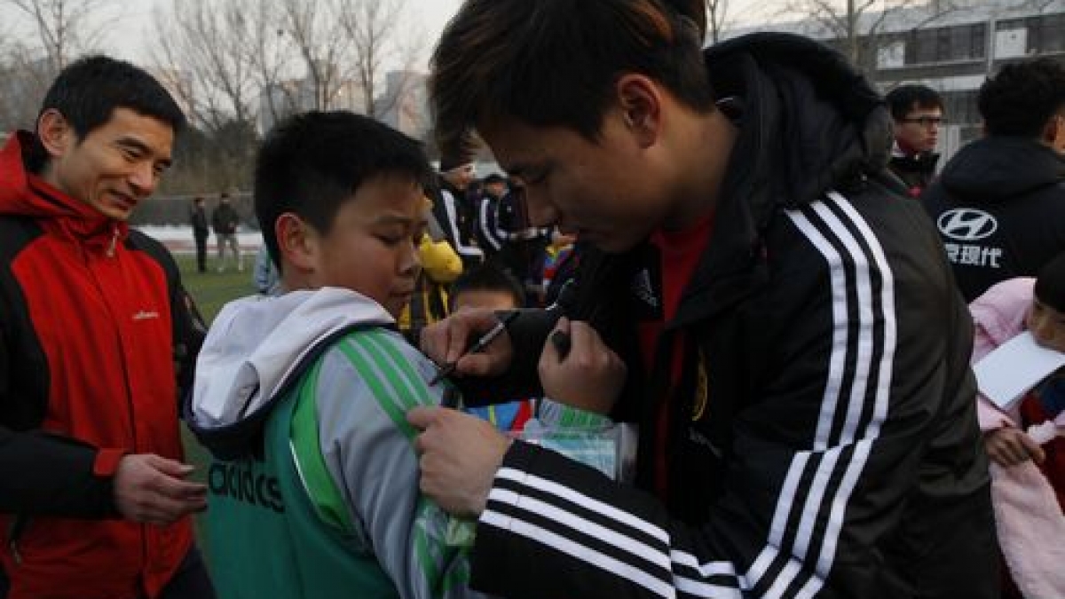 中国足协中国之队访问清华附小