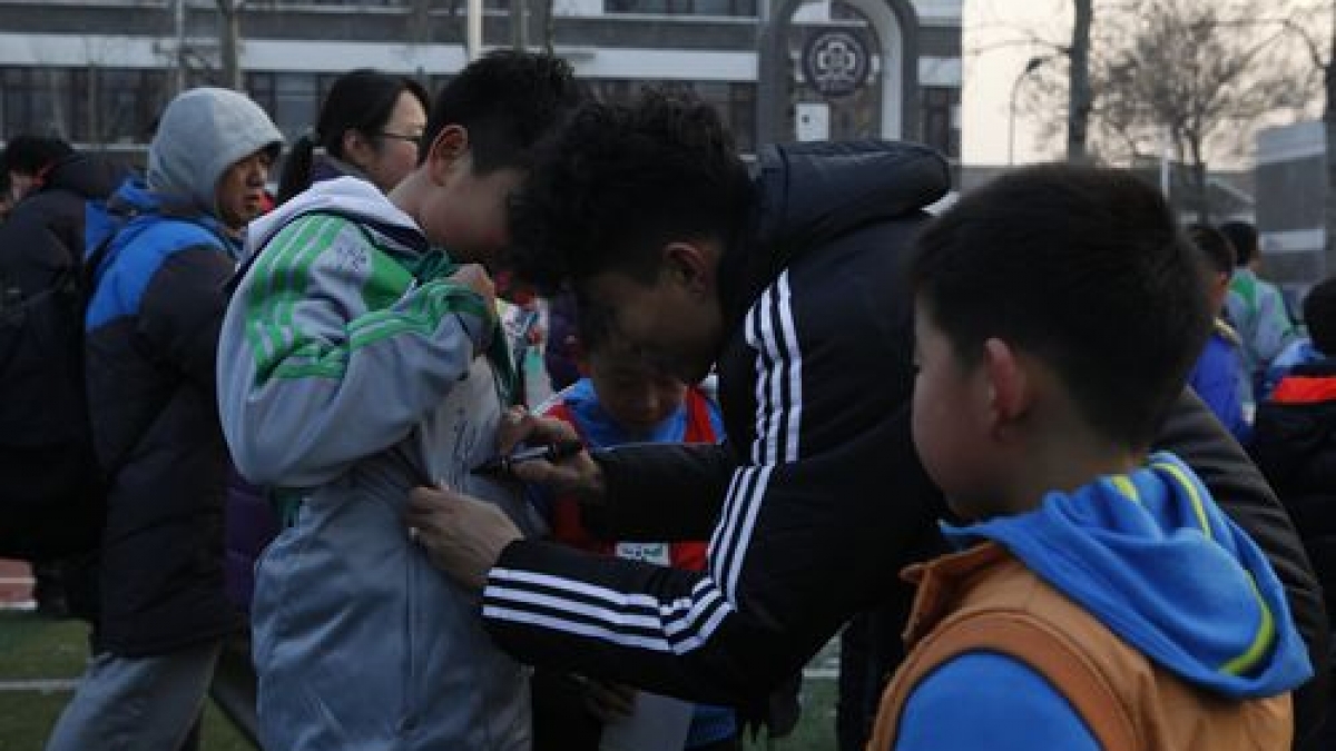 中国足协中国之队访问清华附小