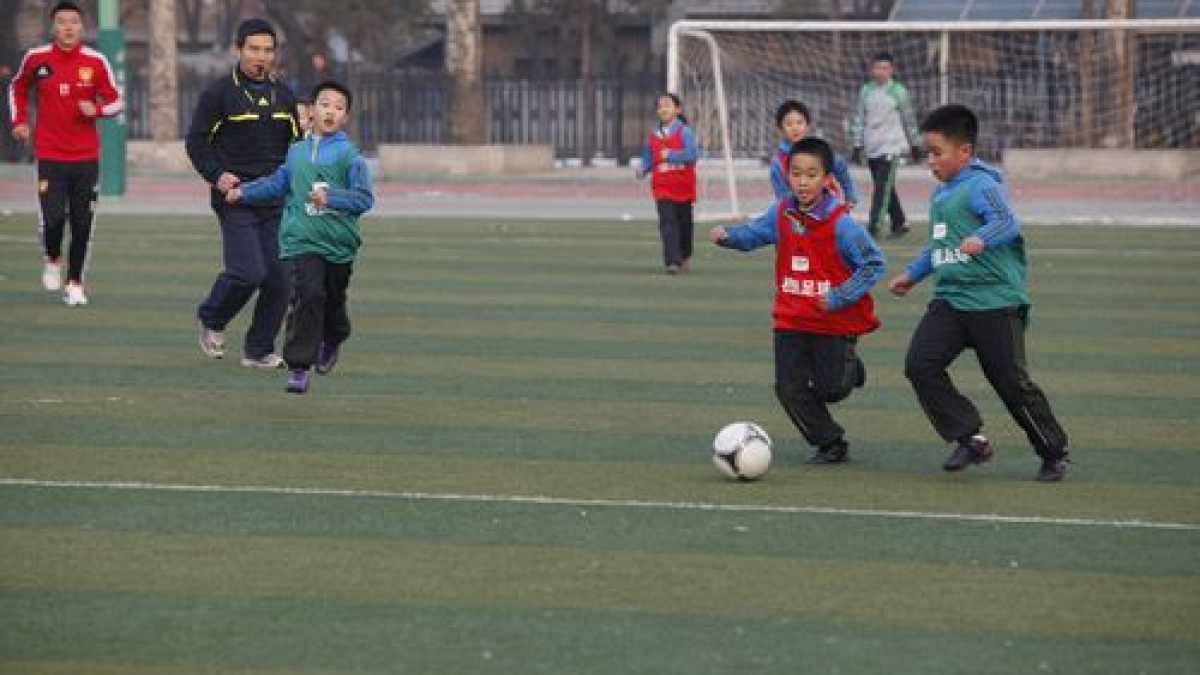 中国足协中国之队访问清华附小