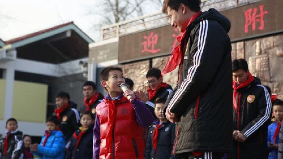 中国足协中国之队访问清华附小