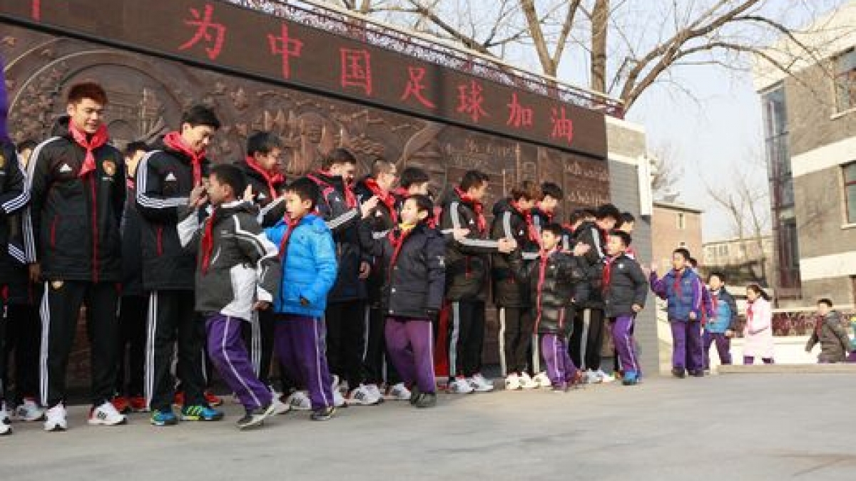 中国足协中国之队访问清华附小