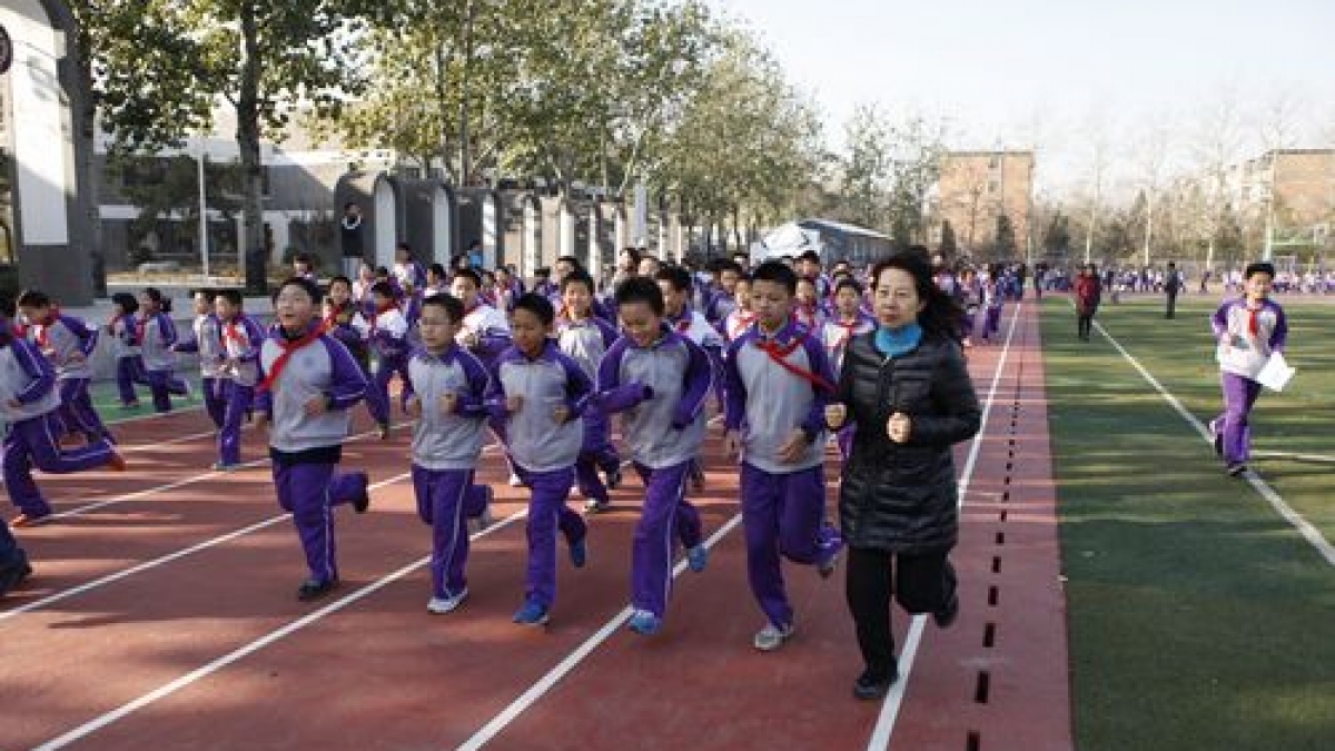 我校举行阳光体育冬季长跑启动仪式