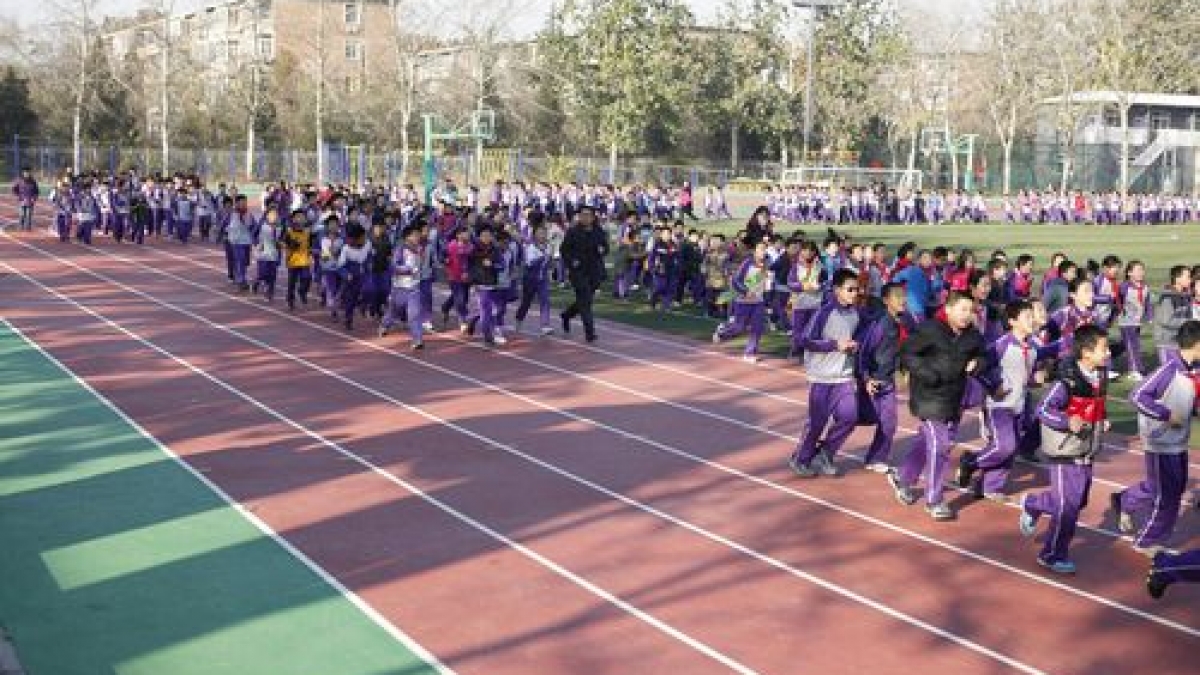 我校举行阳光体育冬季长跑启动仪式